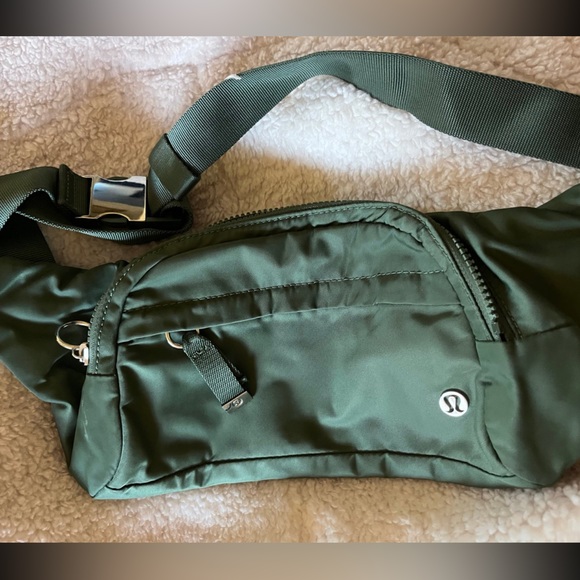 ☘️🦄AlGAE GREEN On The Beat Belt Bag☘️🦄 - Picture 4 of 11